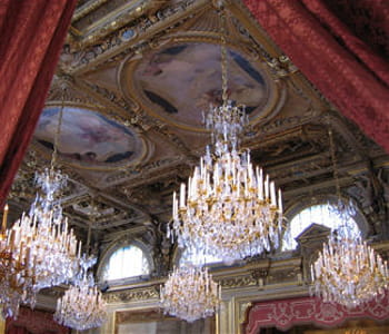 les lustres de la salle des fêtes de l'elysée.
