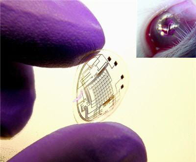 une lentille de contact couverte de circuits imprimés. en haut à droite, elle