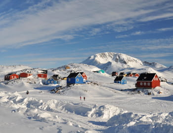 le village de kulusuk, au groenland.