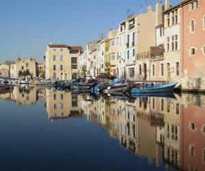 une vue de martigues.