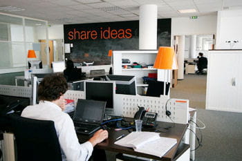tous les étages du technocentre sont organisés en open spaces