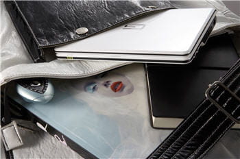un netbook se glisse dans un sac, comme un livre.