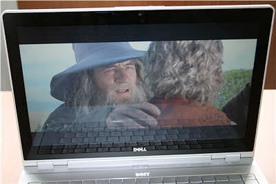 le film 'lord of the ring' sur l'écran de l'adamo. le reflet sur l'écran est