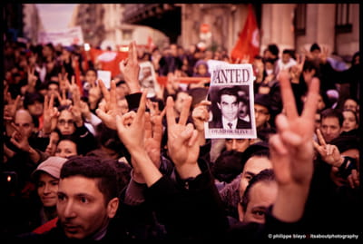 les tunisiens manifestent.