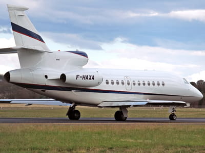 le jet d'axa, ici sur la piste de l'aéroport de camberra, en australie.