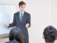les formations attirent l'attention des collaborateurs sur ces sujets.