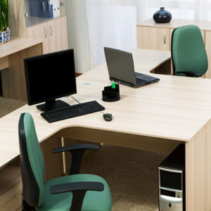 positionnez les bureaux en décalé plutôt que face-à-face.