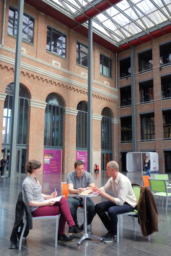 dans le hall d'entrée, le fondateur de vekia (au centre), sa collaboratrice et