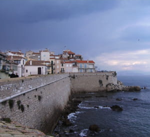 les remparts du vieil antibes.
