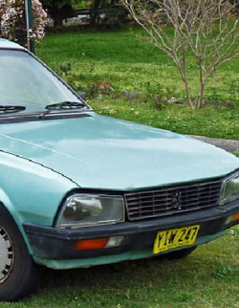 l'avant d'une peugeot 505 break, telle que du salarié débordé d'amazon