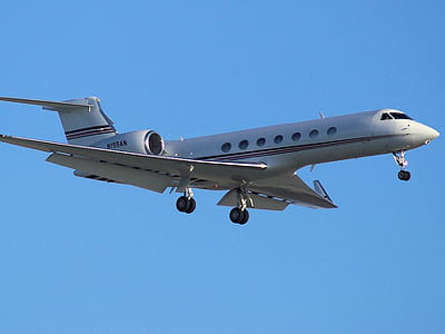 le gulfstream de nissan atterrit à l'aéroport de zurich.