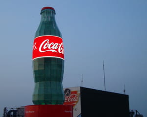 une bouteille de coca-cola géante.