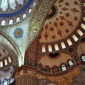 le plafond de la mosquée bleue à istanbul.