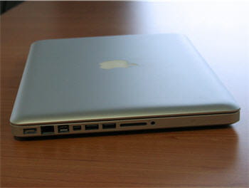 la connectique du macbook pro, lecteur optique exclu.