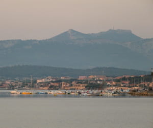 une vue de six-fours-les-plages.
