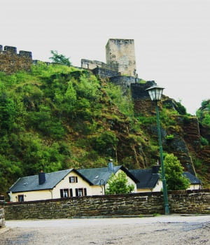 la ville d'esch-sur-sûre, au luxembourg.