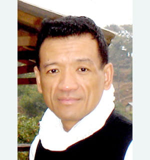 kitti cha sangmanee, pdg de mariage frères, qui distribue du thé.