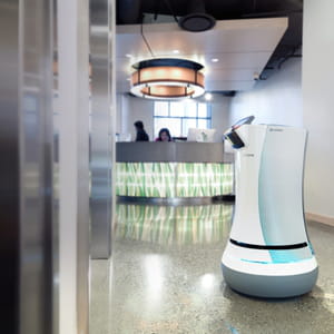le robot savione allège les tâches des employés d'hôtel.