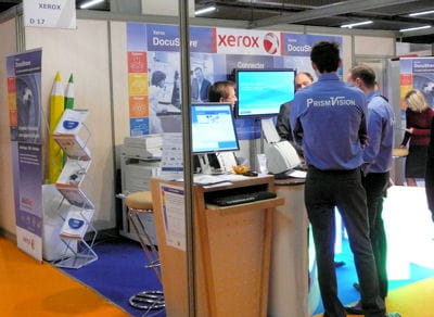 le salon est aussi l'occasion de se rencontrer...entre exposants. ici, les