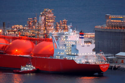 dans le port de melkøya, un tanker ramène du gaz naturel liquéfié en provenance