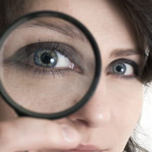 il faut se pencher avec attention sur le travail de ses collaborateurs.