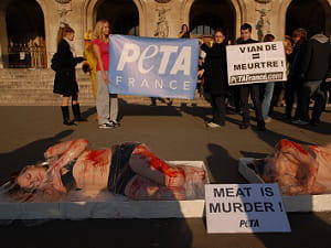 l'opération 'meat is murder' de peta est répétée à travers le monde depuis 2010.