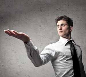 les gestes amples donnent une impression d'assurance.