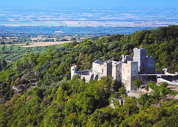 le château de saissac, en pays cathare, date du xie siècle.