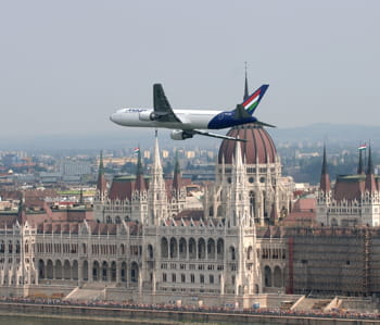 un b767 de malev dans le ciel de budapest, la capitale hongroise.