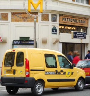 une voiture de la poste, à paris.