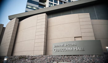 une photo du siège de qualcomm, à san diego, en californie. irwin mark jacobs