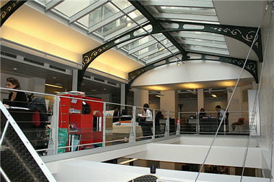 les bureaux de 24h00, idéalement situés sous une immense verrière