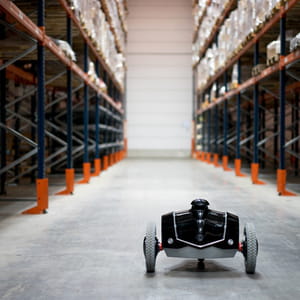 le robot e-vigilante remplace les vigiles dans les entrepôts.