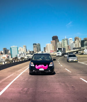 une voiture lyft, conduite par un particulier. ce système surfe sur la vague de