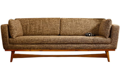 un canapé profond inspiré des sofas des années 1950.