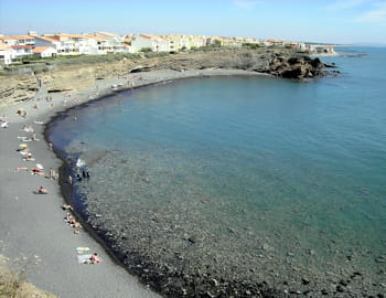 une vue du cap d'agde, qui comporte un village naturiste.