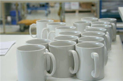 l'usine à la capacité de produire 5 à 6 000 mugs par jour.
