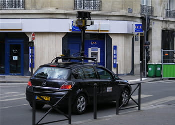 une des voitures de google maps, circulant dans les rues de paris
