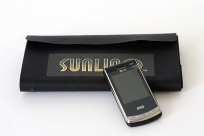 panneau solaire en compagnie d'un téléphone mobile lg secret
