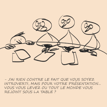 il se place en retrait... mais observe tout ce qui se passe.