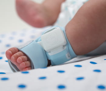la chaussette d'owlet baby care alerte les parents en cas de problème.