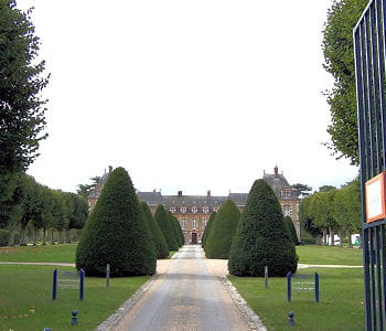 les entreprises du cac 40 sont souvent propriétaires de châteaux.
