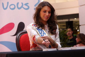 les séances de dédicaces, le quotidien ou presque d'une miss france.
