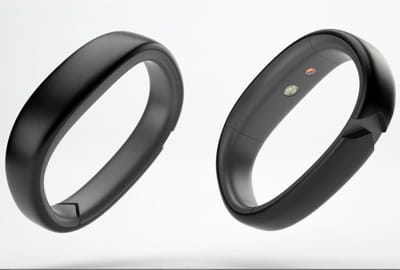 un bracelet pour les mineurs.
