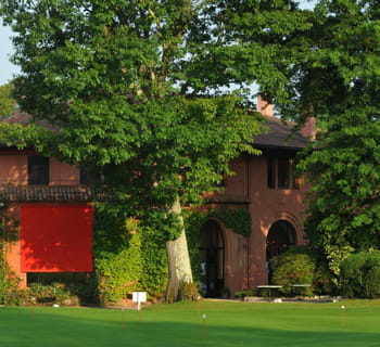 le golf appartient à la famille lacoste.
