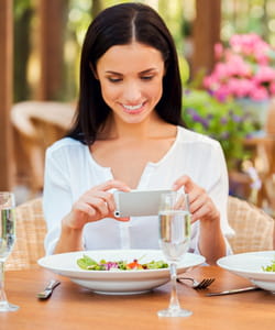 votre convive immortalise son assiette ? ne l'imitez pas.