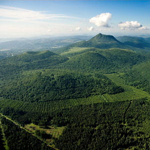 la chaîne des puys en auvergne.