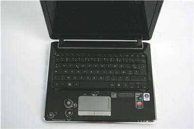 sa taille de 12,1 pouces limite l'ergonomie du clavier.