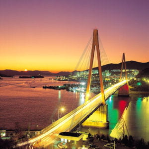 la baie de yeosu la nuit, en corée du sud.