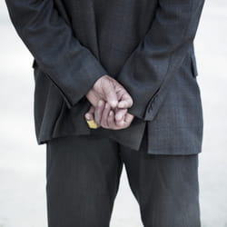 il refuse de serrer la main d'une femme ? il n'est pas possible de fermer les